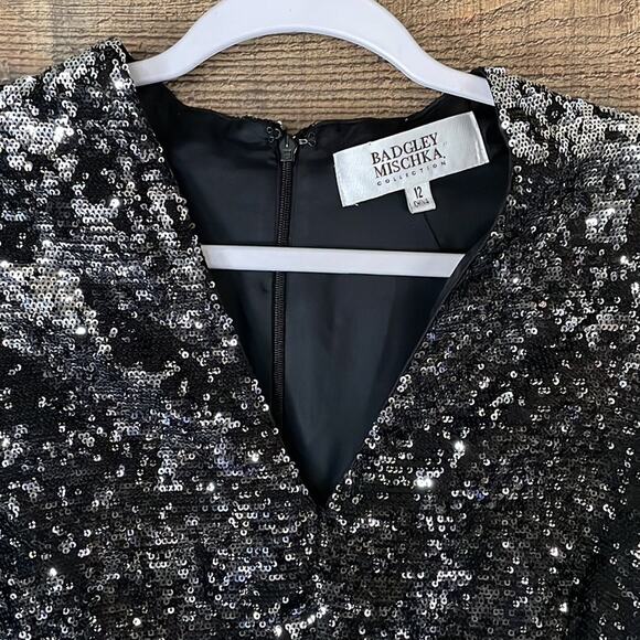 Badgley Mischka Black Sequin V-Neck Short Sleeve Shift Dress SZ 12 - Picture 4 of 9